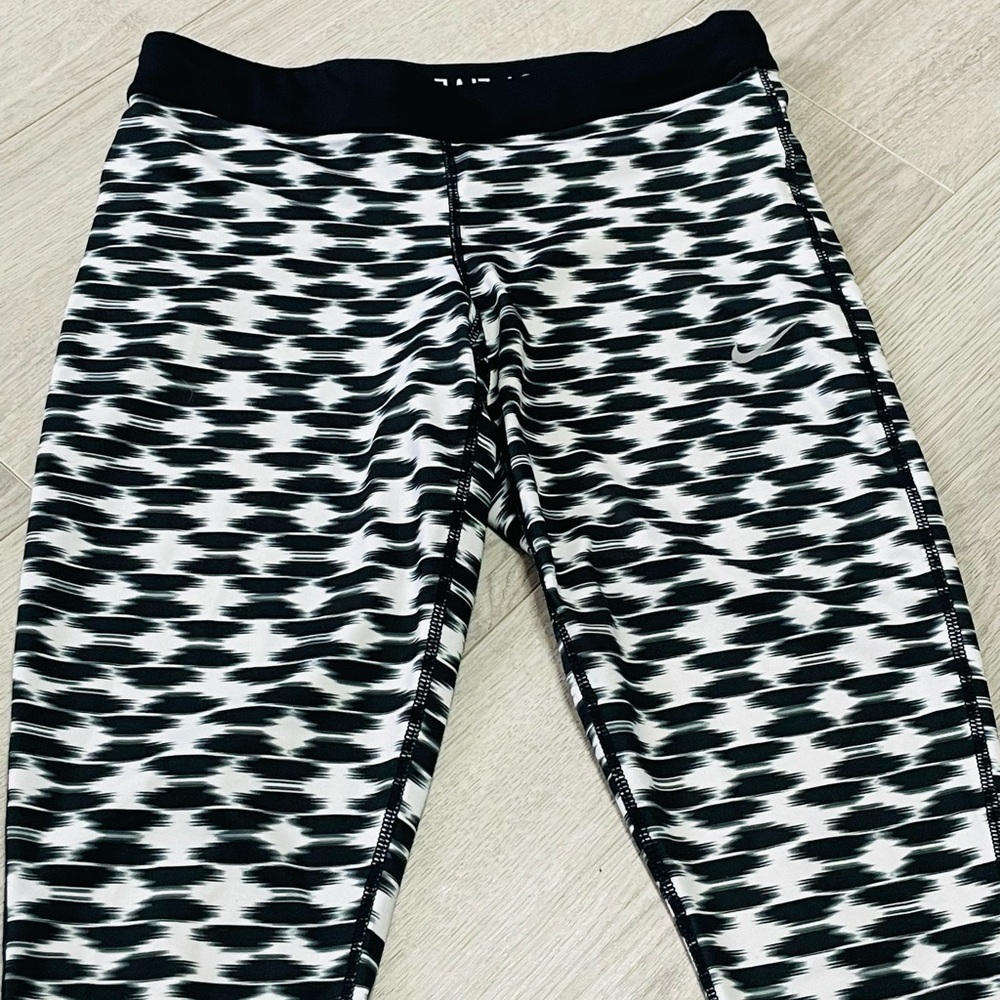Nike Dri Fit Black and White Patterned Leggings - Picture 3 of 8
